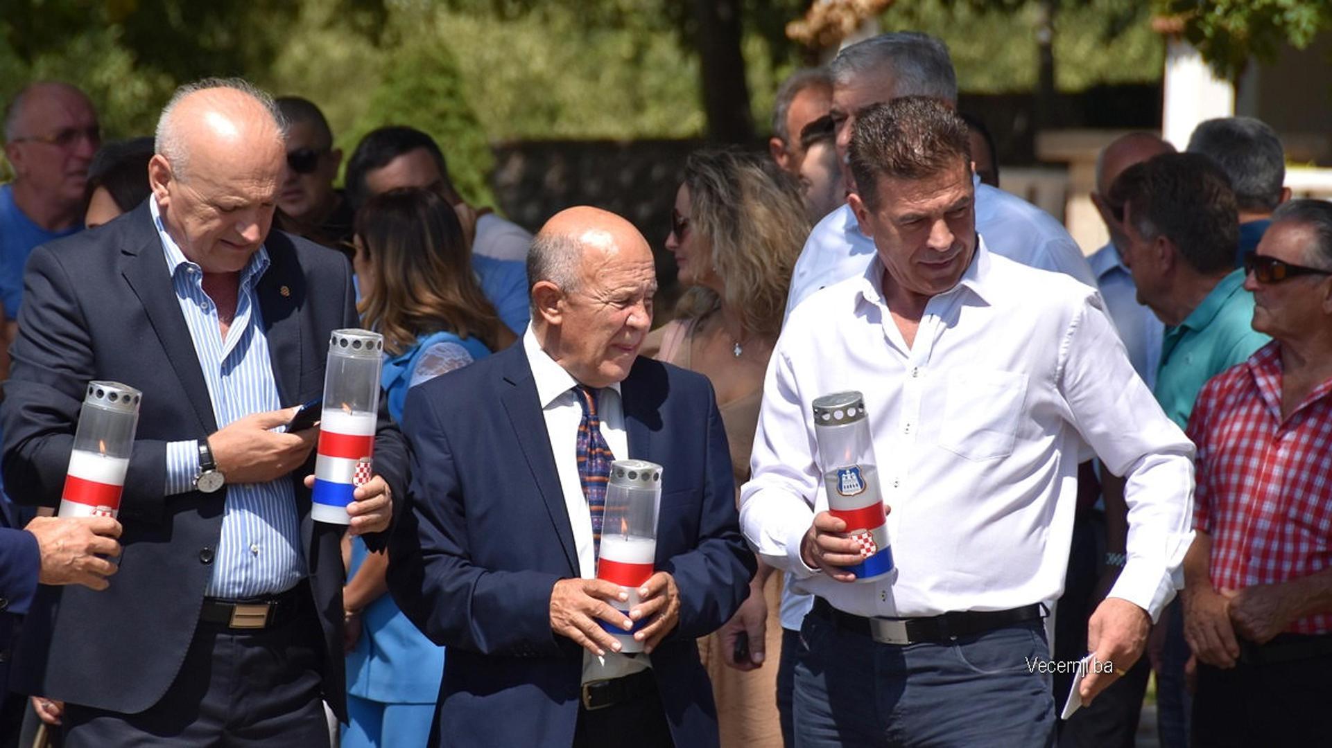Obljetnica HR Herceg Bosne: Grob Mate Bobana pohodile stotine osoba (FOTO)