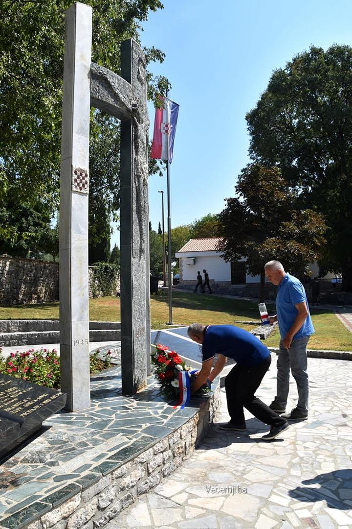 Obljetnica HR Herceg Bosne: Grob Mate Bobana pohodile stotine osoba (FOTO)