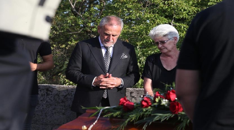 Bandić u suzama ispratio majku Blagicu: 'Nisam vidio većeg pokopa'