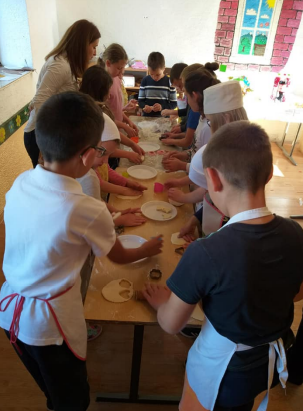 LIVNO: U Osnovnoj školi „Fra Lovro Karaulaˮ svečano obilježeni Dani kruha(FOTO)