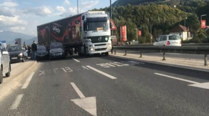 Nesreća kod Mostarskog raskrižja: Sudarili se kamion i dva vozila
