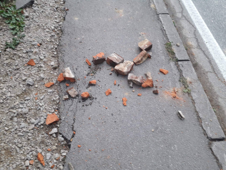Travnik: Na kućama popucali zidovi, s krovova padali dimnjaci