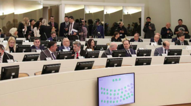 Smanjiti plaće svima, ministri i parlamentarci mogu živjeti s 800 KM
