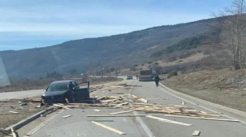 U prometnoj nezgodi u Šujici sudjelovala tri vozila – jedna osoba lakše ozlijeđena