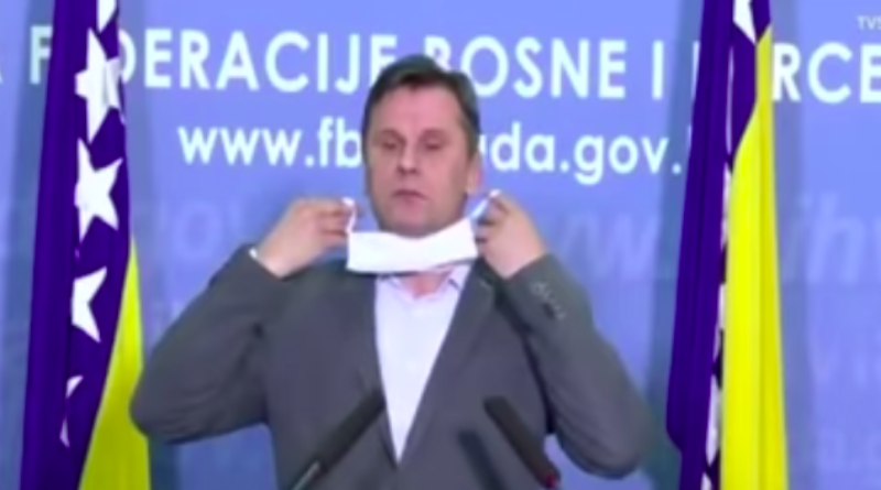 Novi blam iz BiH: Fadil Novalić u borbi s maskom
