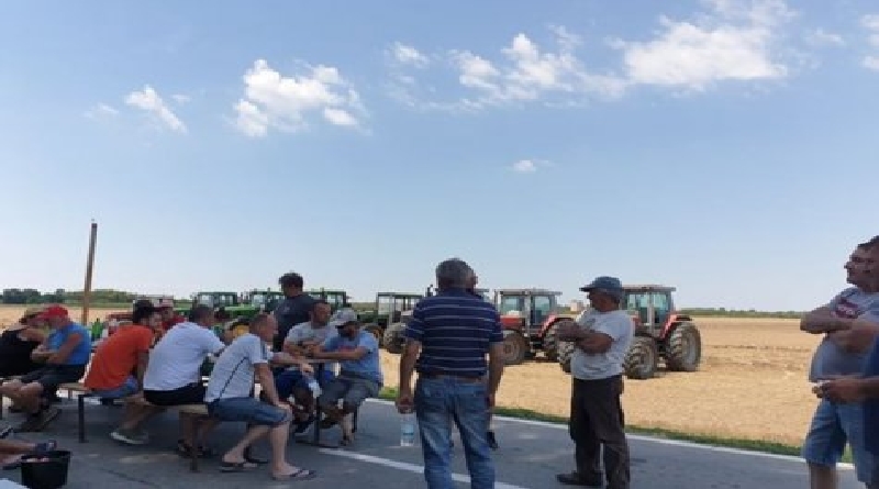 Poljoprivrednici iz Odžaka blokirali cestru prema Orašju, sutra na ulicu izlaze njihove žene i djeca