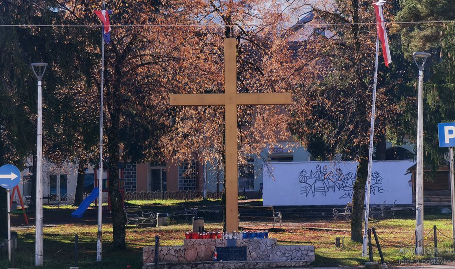 SARAJEVSKI NOVINAR O GLAMOČU Život u Glamoču kao da je stao: Puste ulice, ruševne zgrade i preživljavanje u pučkoj kuhinji