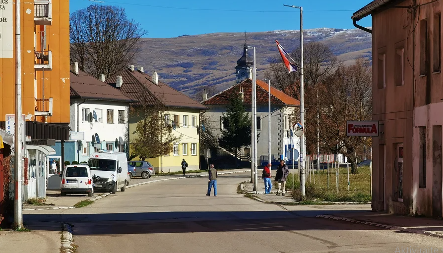 SARAJEVSKI NOVINAR O GLAMOČU Život u Glamoču kao da je stao: Puste ulice, ruševne zgrade i preživljavanje u pučkoj kuhinji