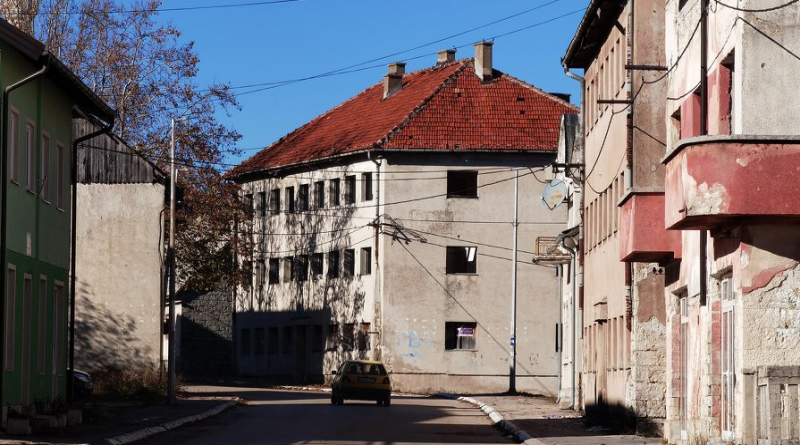 SARAJEVSKI NOVINAR O GLAMOČU Život u Glamoču kao da je stao: Puste ulice, ruševne zgrade i preživljavanje u pučkoj kuhinji