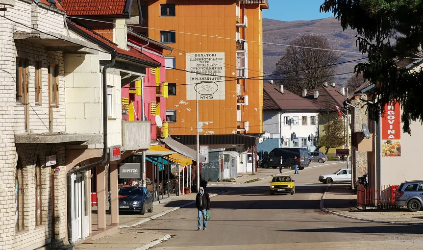 SARAJEVSKI NOVINAR O GLAMOČU Život u Glamoču kao da je stao: Puste ulice, ruševne zgrade i preživljavanje u pučkoj kuhinji