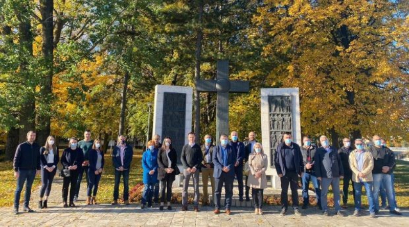 Predstavnici Gradskog odbora HDZ-a BiH Livno položili vijenac i upalili svijeće za preminule branitelje