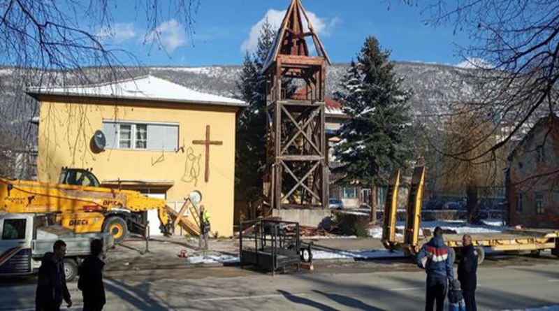 Srušen oštećeni zvonik crkve u Drvaru