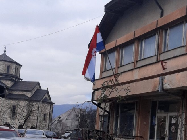 BROĆETA LUDI ZBOG ZASTAVE HERCEG-BOSNE U DRVARU: "Nova Vlada vrijeđa Srbe u Drvaru"
