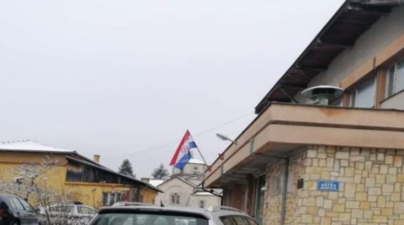 BROĆETA LUDI ZBOG ZASTAVE HERCEG-BOSNE U DRVARU: "Nova Vlada vrijeđa Srbe u Drvaru"