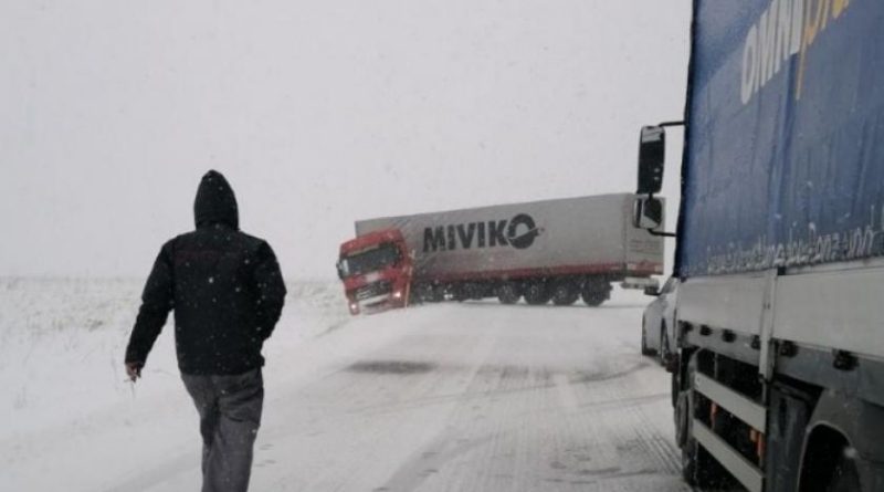 SNIJEG IZAZVAO PROBLEME: Na Kupreškom polju dva kamiona skliznula s ceste