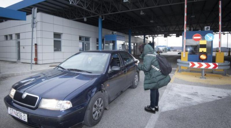 Proveli smo dan na prijelazu Kamensko, carina pretražuje svaki automobil: ‘Bježim iz Sarajeva, ima puno mrtvih tamo‘; ‘Mater nosi komad slanine i ne daju nam proć‘