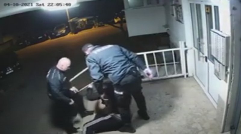 VIDEO: Dvojica policajaca brutalno premlatili mladića u središtu Mostara