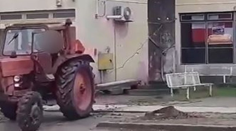 Traktorom srušili ‘spomen ploču partizanima’, vikali ‘evo vam četnici’