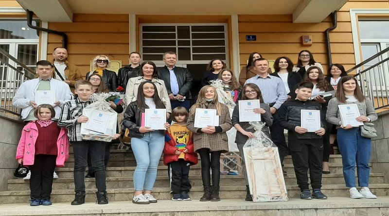 LIVNO: Uručene nagrade za najbolje likovne i literarne radove učenicima osnovnih i srednjih škola na temu "Livno i Ja"