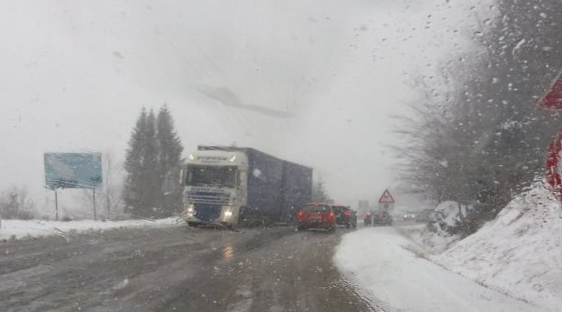 Snijeg stigao u Bosnu i Hercegovinu: Otežan promet na Kupresu