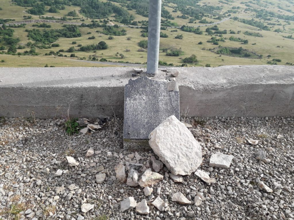 Spomen obilježje poginulih branitelja na Borovoj glavi je uništeno, spomen ploča razbijena kamenom a klupe uništene i bačene