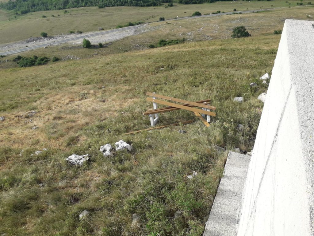 Spomen obilježje poginulih branitelja na Borovoj glavi je uništeno, spomen ploča razbijena kamenom a klupe uništene i bačene