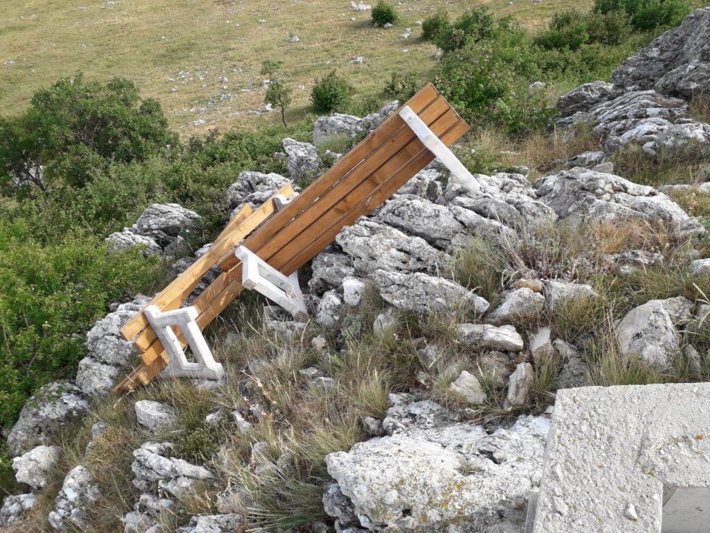 Spomen obilježje poginulih branitelja na Borovoj glavi je uništeno, spomen ploča razbijena kamenom a klupe uništene i bačene