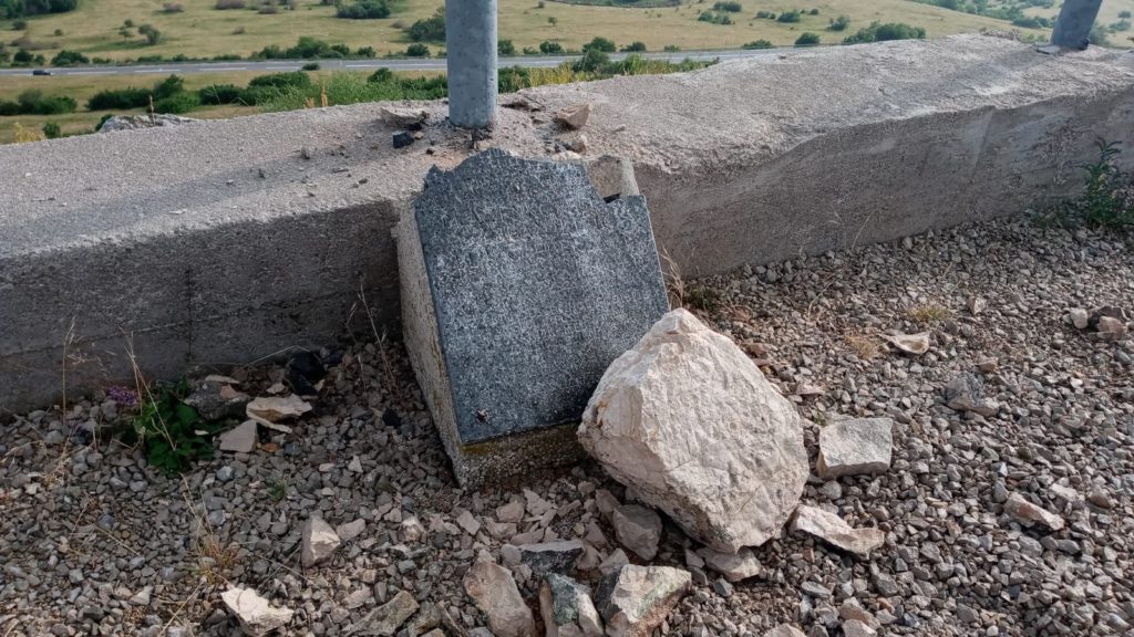 Spomen obilježje poginulih branitelja na Borovoj glavi je uništeno, spomen ploča razbijena kamenom a klupe uništene i bačene