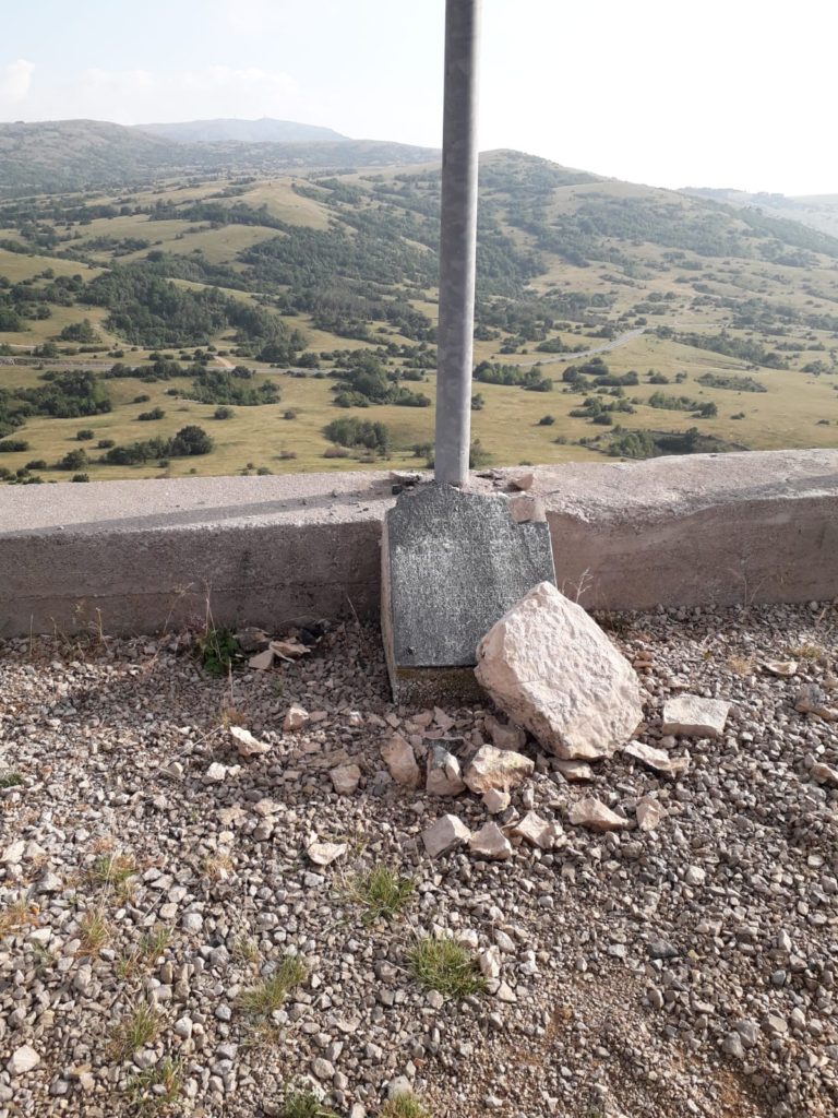 Spomen obilježje poginulih branitelja na Borovoj glavi je uništeno, spomen ploča razbijena kamenom a klupe uništene i bačene