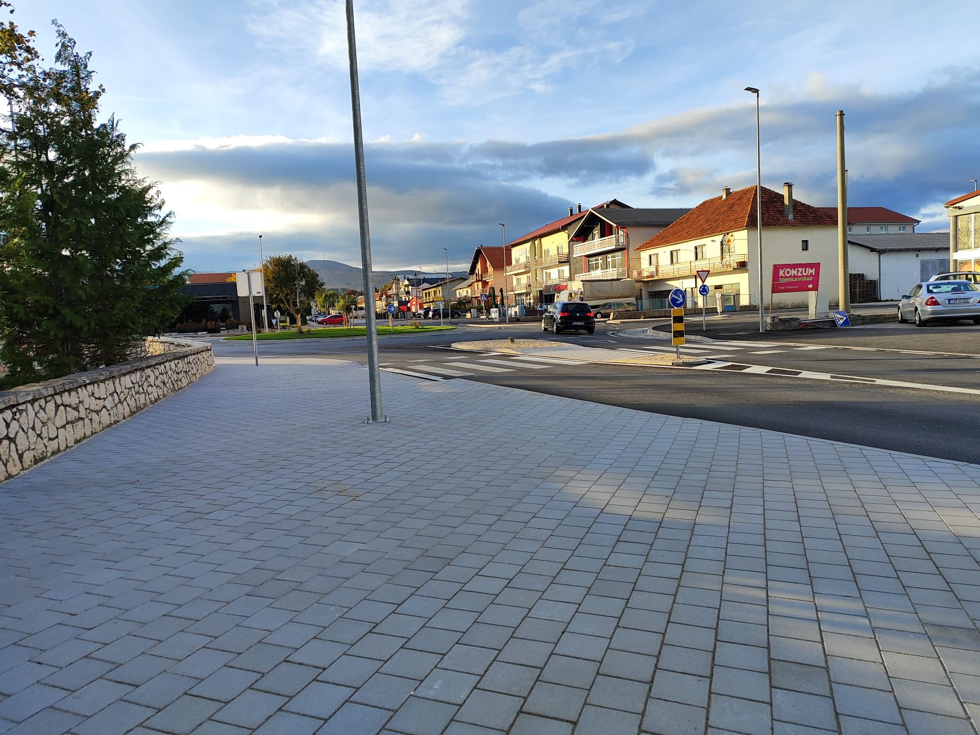 Novi izgled središta Tomislavgrada: kružni tok, uređeni pločnici i postavljen natpis “I Love TG”