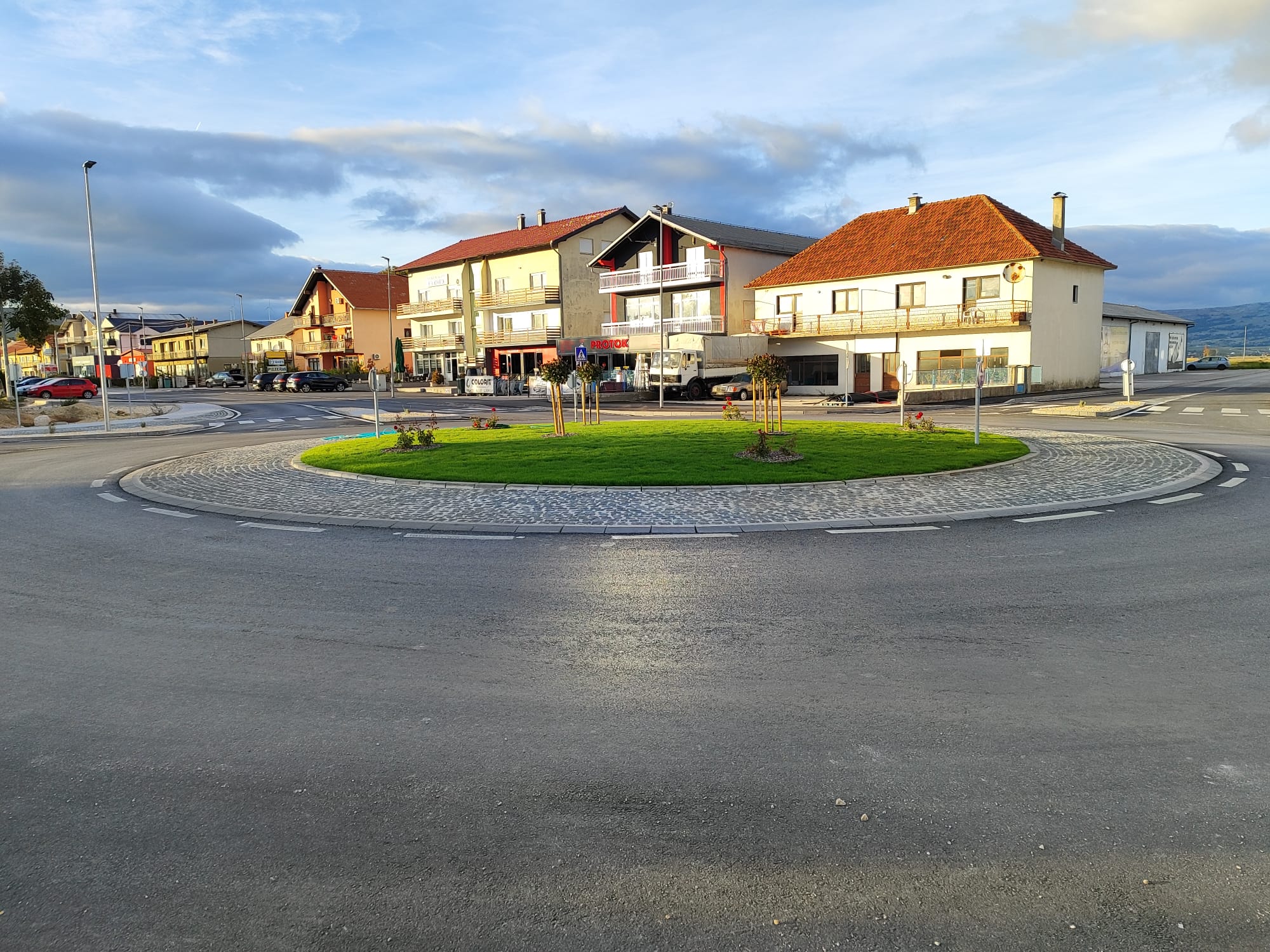 Novi izgled središta Tomislavgrada: kružni tok, uređeni pločnici i postavljen natpis “I Love TG”