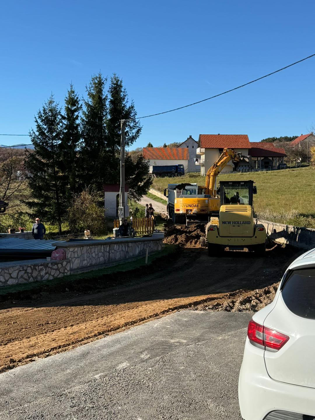 Započelo asfaltiranje lokalne ceste u naselju Strupnić