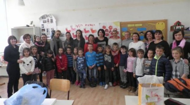 Osnovnoj školi Ivana Mažuranića u Tomislavgradu otvorila je humanitarni božićni sajam