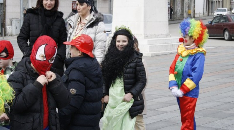 VIDEO i FOTO: Male maškare jučer na trgu u Livnu
