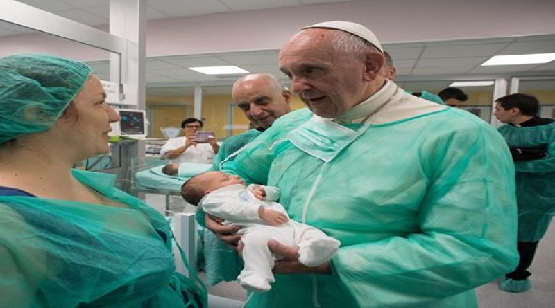 Papa Franjo iznenadio novopečene majke u rimskom rodilištu
