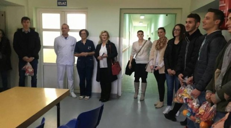 Gimnazija od srca Županijskoj bolnici: Pacijentima podijeljeno 80 paketića