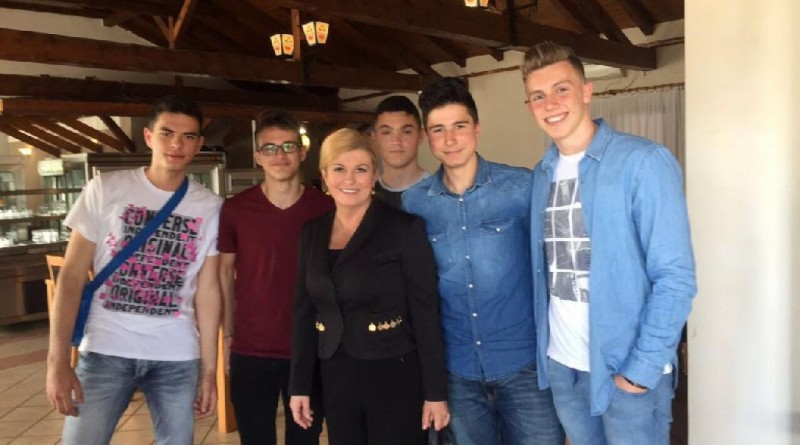 Gimnazijalci s predsjednicom Kolindom Grabar Kitarović