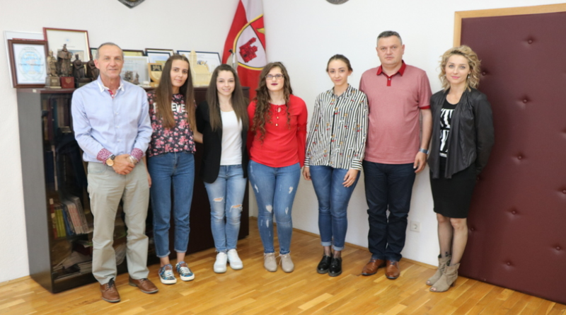 NAČELNIK PRIMIO ODLIKAŠICE IZ STRUKOVNE ŠKOLE