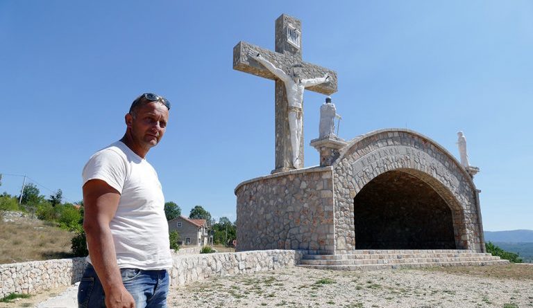Senad Pivić umjetnik iz Zenice isklesao u kamenu Isusovo raspelo u Eco selu Grabovica