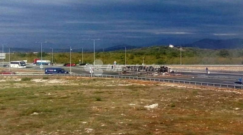U prevrtanju cisterne kod GP Bijača poginuo vozač