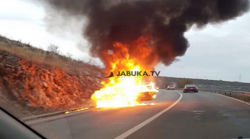 Automobil izgorio na magistrali Mostar – Široki Brijeg, tročlanu obitelj spasio drugi vozač