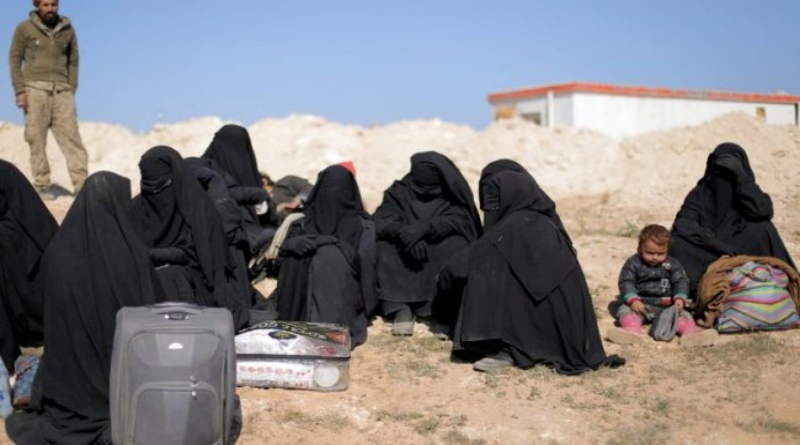 ŠTO NOSE SA SOBOM ŽENE KOJE BJEŽE IZ KALIFATA ISLAMSKE DRŽAVE ‘Muškarci nemaju ništa, ali kada otvorimo ženske torbice silno se iznenadimo’