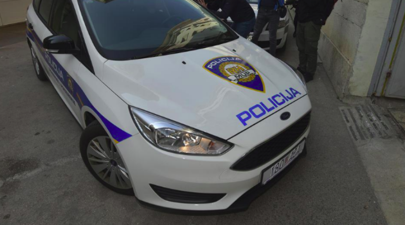 Obnavljao krovište svinjca pa izvjesio krivu zastavu. Odmah mu došla policija