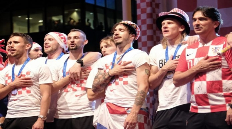 (VIDEO) Dan kad su srebrni Vatreni stigli u Hrvatsku i ‘prošvercali’ Thompsona: Preko pola milijuna ljudi na dočeku pozdravilo junake