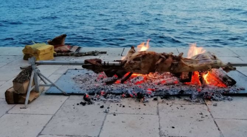 ‘NE KAŽE SE DAGNJE, NEGO JAGNJE’; Ekipa usred zadarske rive okrenula janje na ražnju. Jedan Zadranin komentirao: ‘Ovo je krkanluk!’