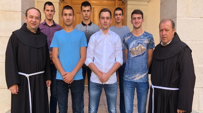 ŠEST POSTULANATA DANAS OBLAČI FRANJEVAČKI HABIT, MEĐU NJIMA ANTE RADOŠ IZ SEONICE