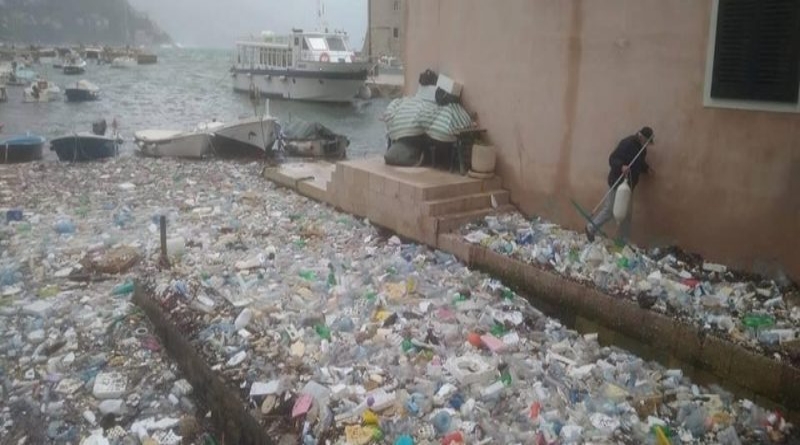 Posljedica orkanskog juga i ljudskog nemara: More izbacilo tone smeća kod Dubrovnika