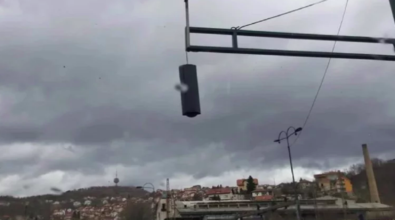 Oluja u BiH rušila semafore, vjetar odnio krov na školi
