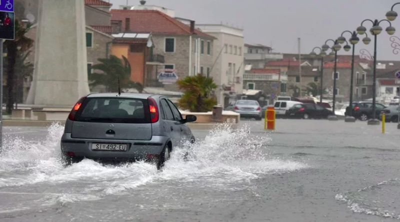 VIDEO Jako nevrijeme u Dalmaciji i Istri, valovi potopili rive. Hvar odsječen
