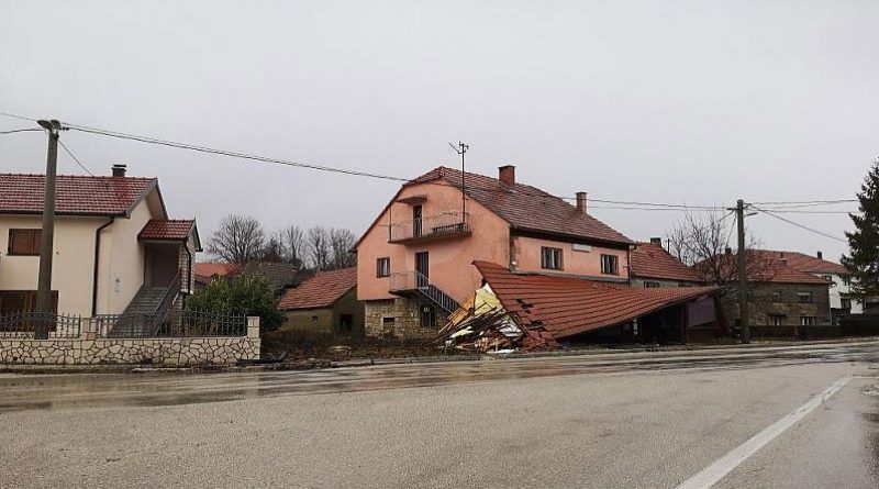 Tomislavgrad: Automobil se zabio u ugostiteljski objekt i srušio krov